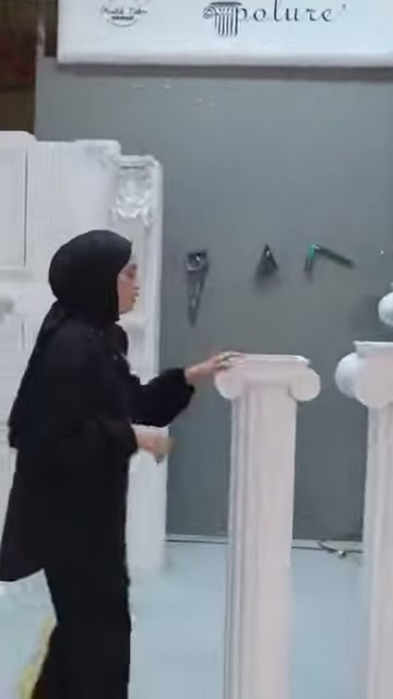 Kıvrımlı başlık ve yivli gövde, sunucunun yanında önden inceleniyor