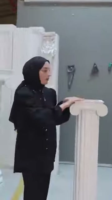 Volüt detaylı beyaz başlık, ince yivli sütun gövdesini tamamlıyor