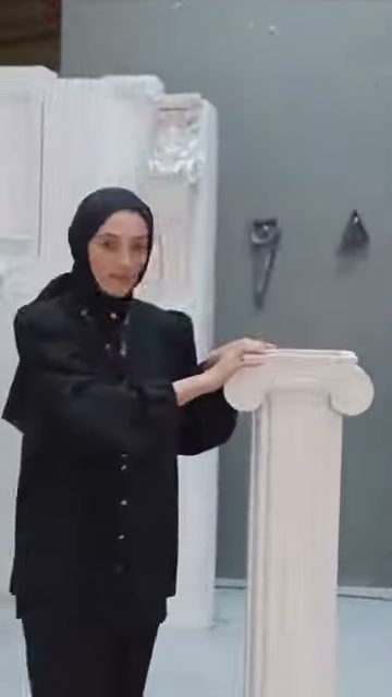 Sunucu, sütun başlığının yatay tablası üzerinde elini gezdiriyor