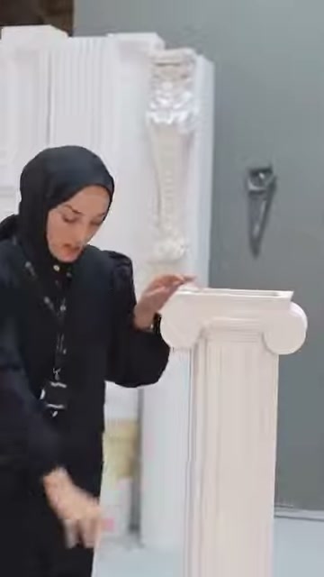 Başlık köşesindeki kıvrımlı motif, sunucunun işaretiyle yakından görülüyor