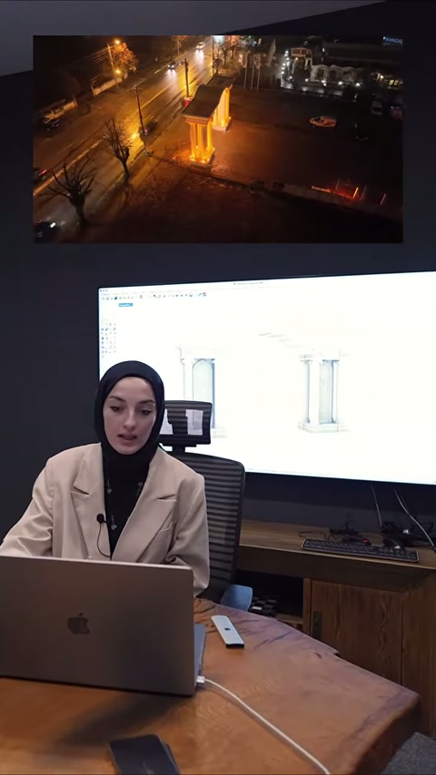 Masa başındaki sunucu, sütun seçenekleri açık ekrana bakıyor.