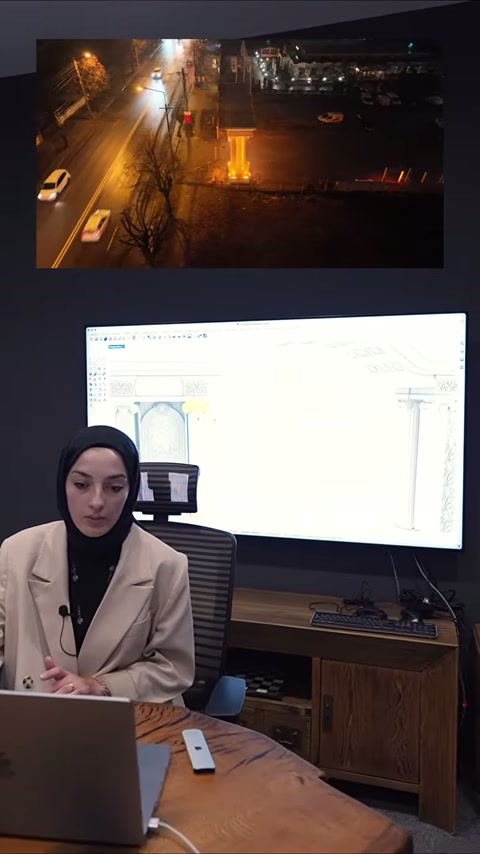 Ekranda ince gövdeli iki sütunun farklı kaide düzenleri karşılaştırılıyor.