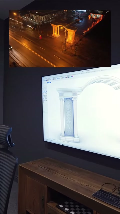 Monitördeki dekoratif kapı çevresi, simetrik sütunlarla tamamlanmış halde görülüyor.