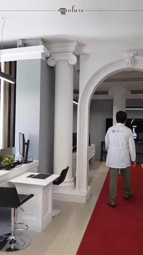 Kemerli girişin yanında klasik başlıklı beyaz sütunlar sergileniyor