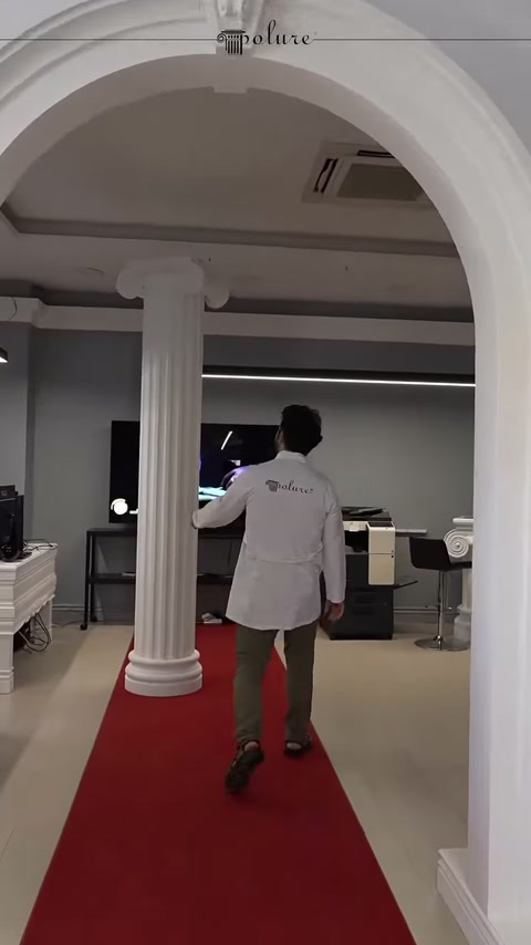 Kırmızı halılı geçitte kemer ve merkezi sütun birlikte inceleniyor
