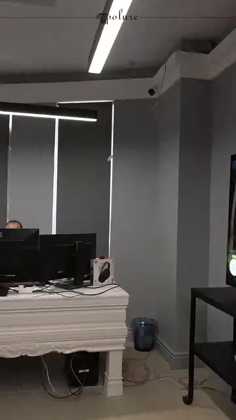 Çalışma alanında dekoratif sütun uygulaması ve tavan profilleri görülüyor