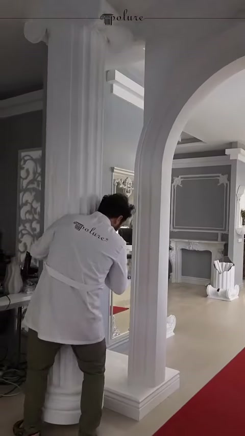 Uygulayıcı beyaz sütunun alt bölümünde yüzey kontrolü yapıyor