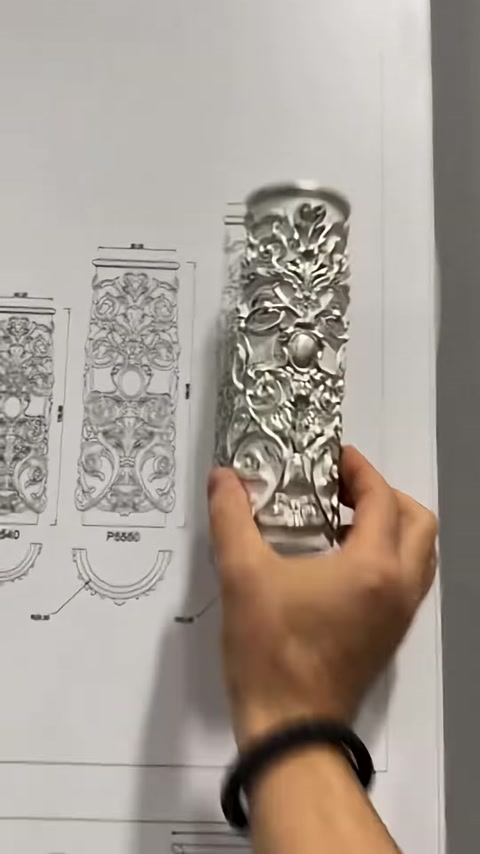 Bitkisel motifli dekoratif panel numunesinin kabartma detayları inceleniyor