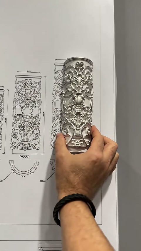 Yoğun bitkisel bezemeli panel parçası katalog üzerinde elde sergileniyor