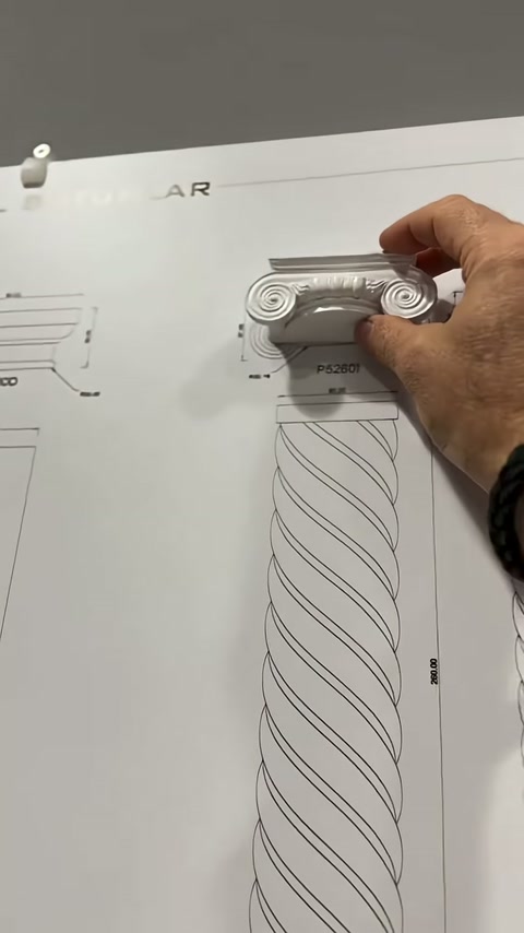Volütlü sütun başlığı burmalı gövde taslağının üzerine yerleştiriliyor