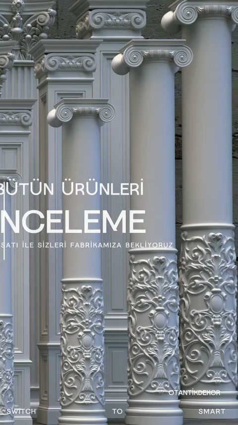 Düz gövdeli sütunlar ile yoğun motifli dekoratif parçalar yan yana duruyor.
