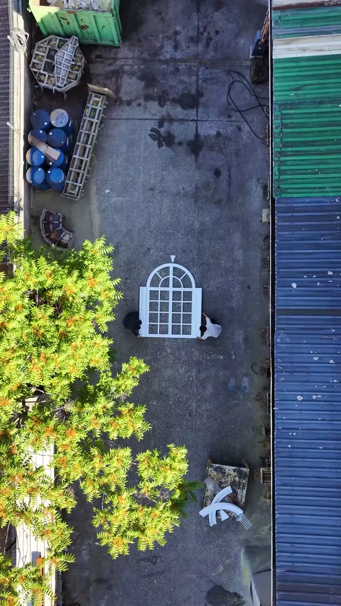 Çalışanlar pencere iskeletinin yanına dekoratif söve parçalarını taşıyor