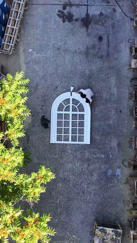 Kemerli pencerenin çevresindeki beyaz söve düzeni genişletiliyor
