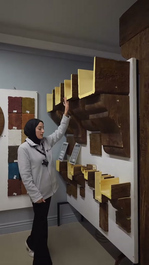 Sunucu, üst sıradaki sarı kesitli mertek numunelerini gösteriyor
