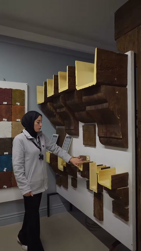 Duvar panosunda farklı kalınlıklardaki içi boş kiriş örnekleri tanıtılıyor