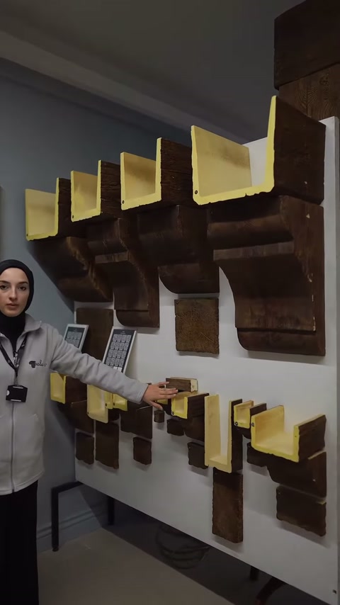 Sarı iç yüzeyli dekoratif kiriş kesitleri panoda yakından görülüyor