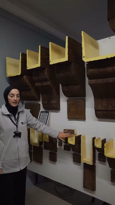 Sunucu, farklı biçimlerdeki mertek numunelerini eliyle işaret ediyor