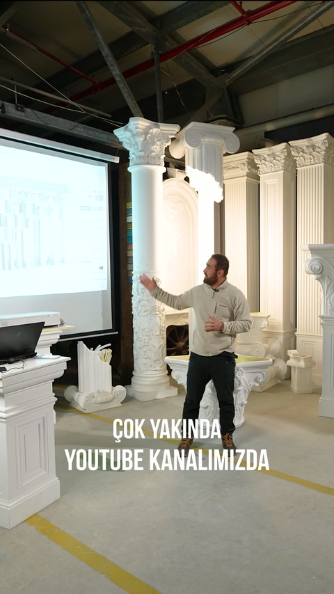 Sunucu, projeksiyon yanındaki yüksek yivli sütunları işaret ediyor.