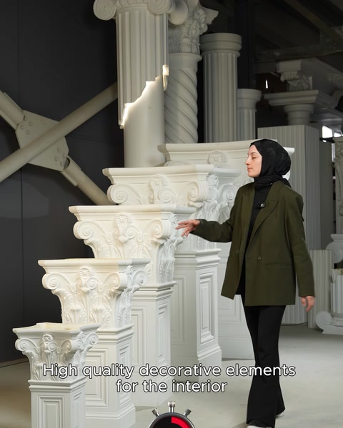 Kadin calisan fabrikada sutun baslik detayina dokunuyor