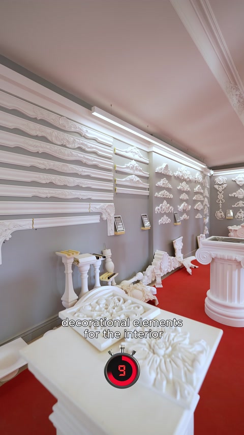 Kartonpiyer, sütun ve kabartmalı paneller showroom boyunca sıralanıyor