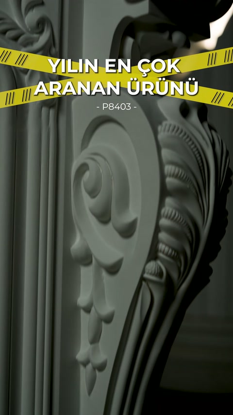 Tamamlanmış şömine çerçevesindeki spiral motifli yan bezeme yakından gösteriliyor.